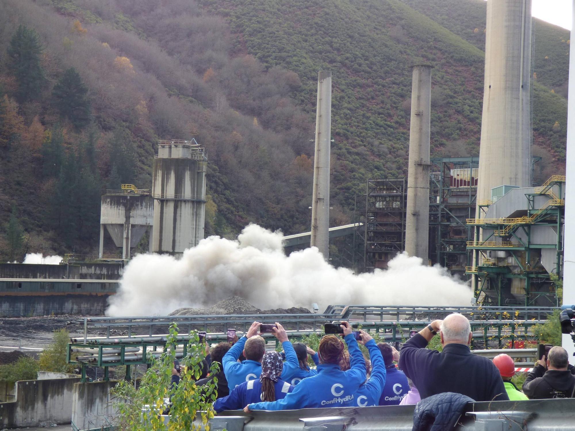 En imágenes: Demolición de los silos de la térmica de Cangas del Narcea