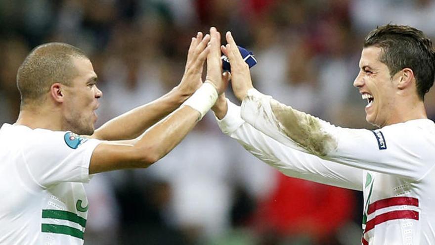 Pepe y Cristiano se felicitan tras el pase a semifinales.