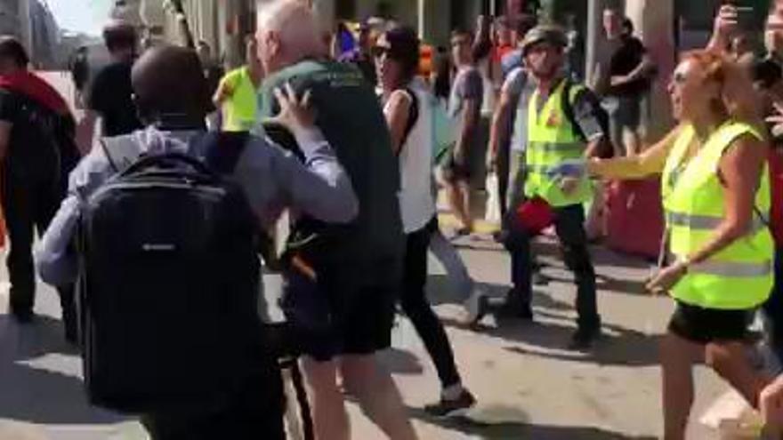 Un grupo de policías alicantinos es acorralado tras participar en la manifestación de Barcelona