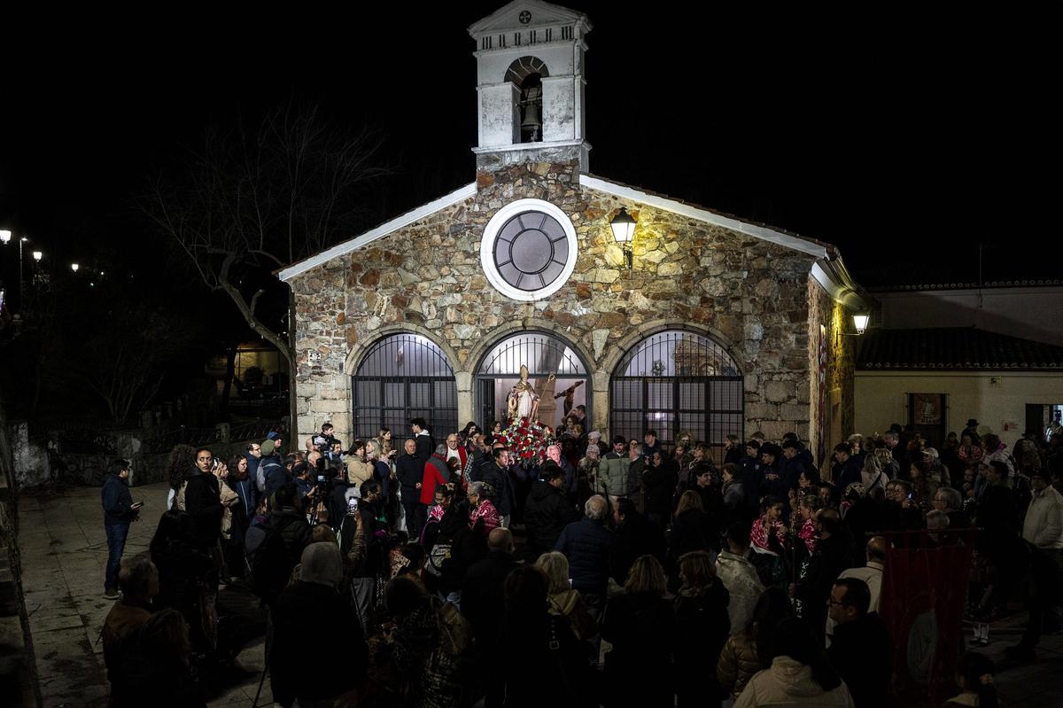 Los jugadores del colegio Diocesano de Cáceres cumplen su promesa y portan a San Blas en su procesión