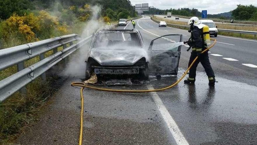 Efectivos de Protección Civil de Barbadás apagan el fuego. // FdV