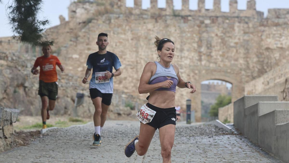 Así es el "Gran Fons de Muntanya Ciutat de Sagunt", la carrera que transcurre por el interior de un castillo antes de cruzar la meta.