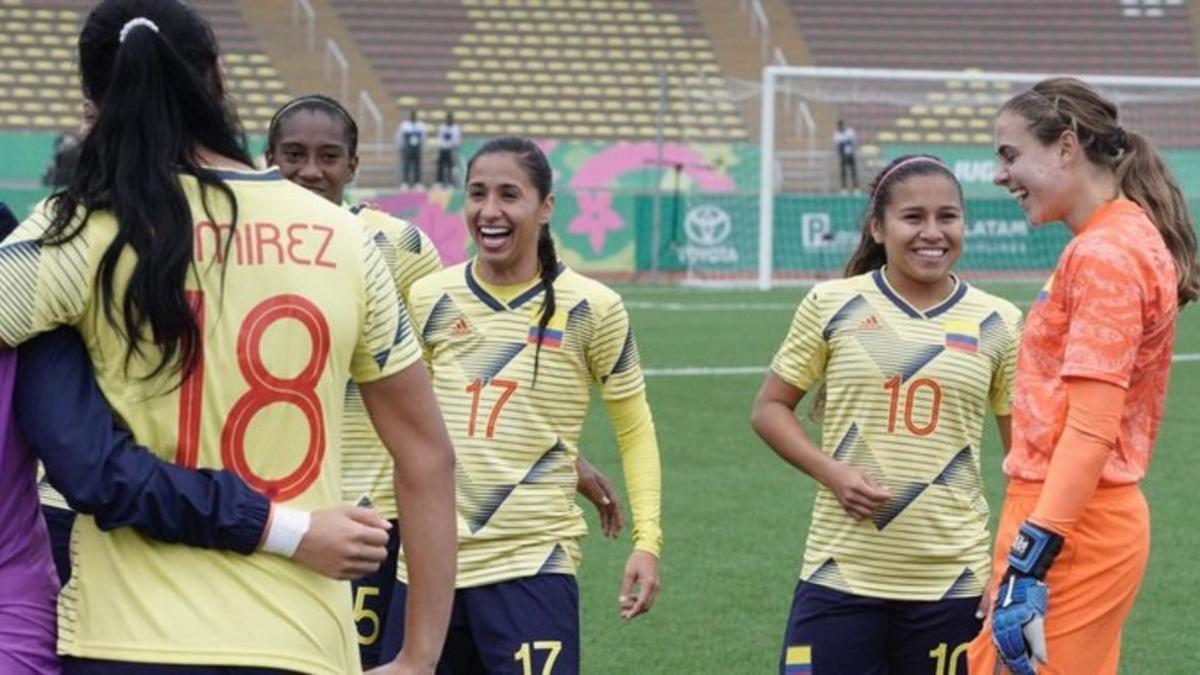 Colombia celebrando el pase a la siguiente ronda