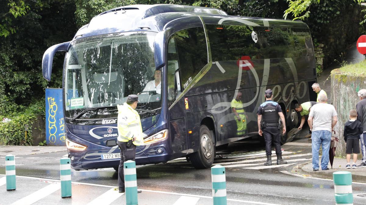 Autobús atrapado en el barrio de Vite