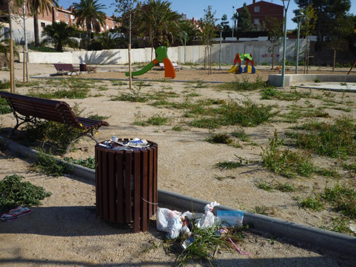 Un parc infantil brut i descuidat. Al carrer de Pi i Margall de Tarragona, a uns 300 metres de la Universitat Rovira i Virgili, a tocar del barri de Sant Pere i Sant Pau, hi ha un parc infantil que vaig fotografiar fa uns dies. Les papereres, com s’aprecia a la imatge, estan plenes d’escombraries; crec que no les canvien des de fa setmanes. A més a més, les herbes han anat envaint els bancs i les instal·lacions d’esbarjo dels nens, per falta de manteniment. El parc pateix un abandonament evident.