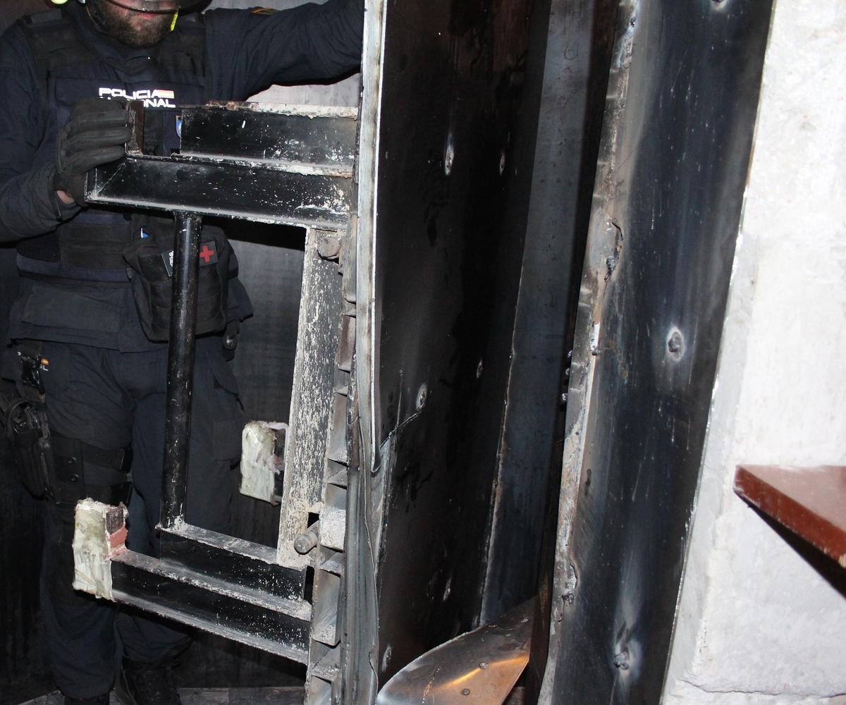 Una unidad policial de élite llegada desde Madrid tiró la puerta acorazada y dentro halló cocaína, marihuana, balanzas de precisión, dinero en efectivo, un revólver y joyas.