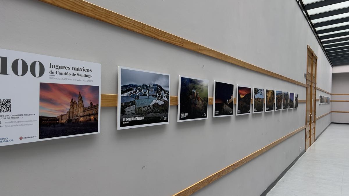 La exposición &quot;100 lugares máxicos do Camiño&quot;.