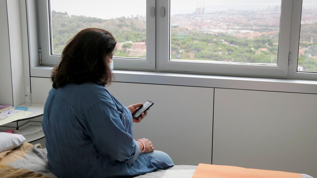 Una paciente de la unidad de psiquiatría del Hospital Can Ruti de Badaloan en su habitación.