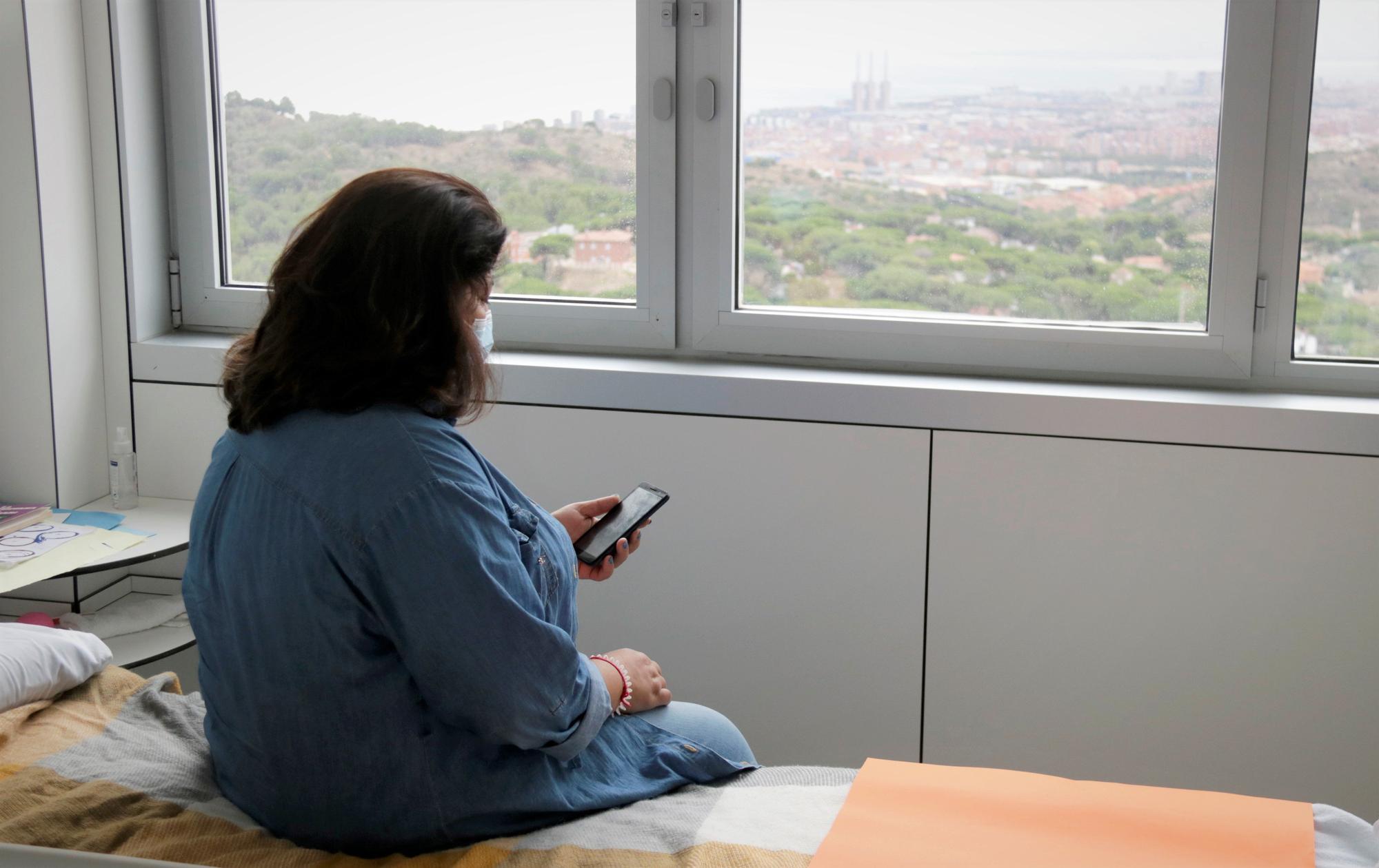 Una paciente de la unidad de psiquiatría del Hospital Can Ruti de Badaloan en su habitación.