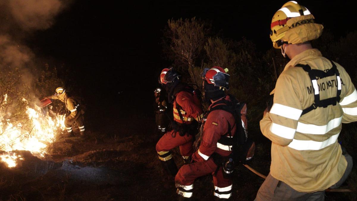 Los bomberos trabajan en la extinción del incendio en Las Hurdes, que se originó en Ladrillar.