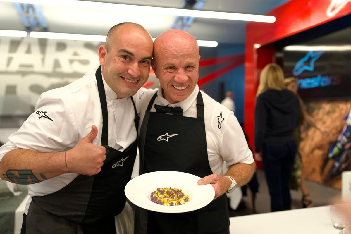El chef Francesco Dal Bosco y Randy Mamola muestra el excelente 'risotto'.