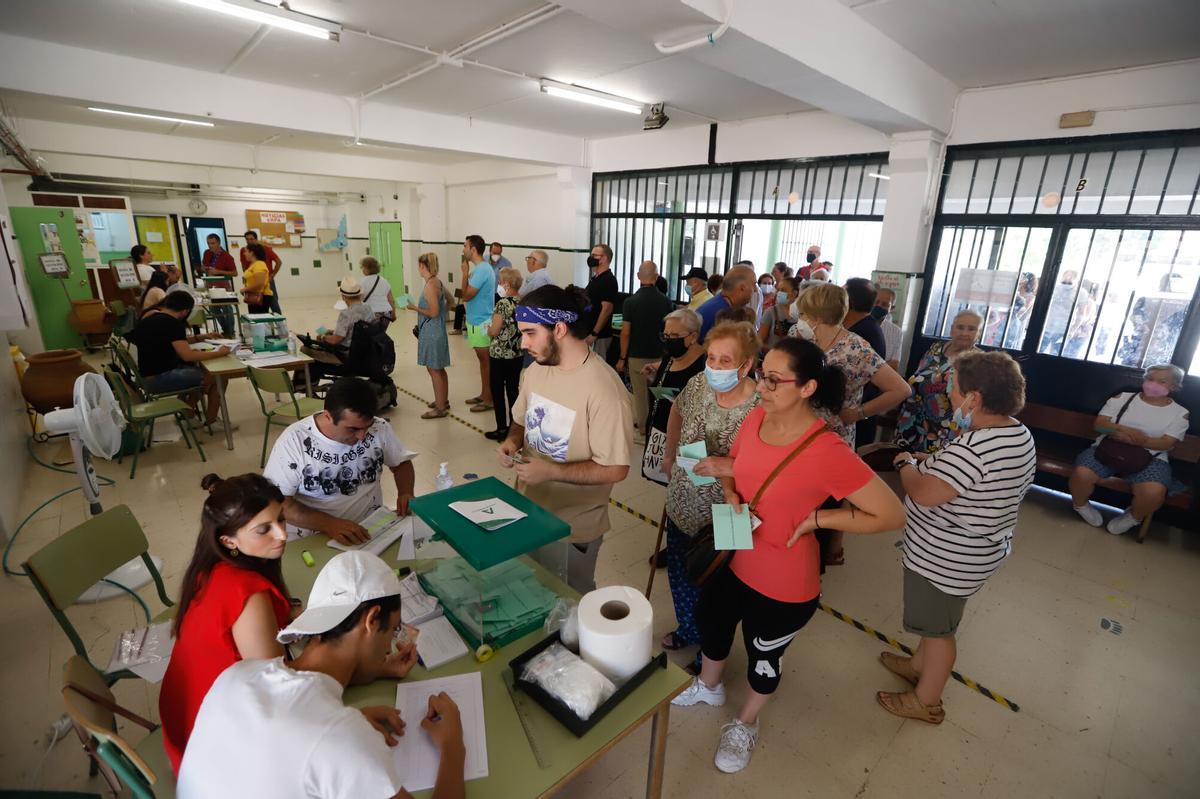 Elecciones al Parlamento de Andalucía. Día de elecciones, colegio electoral, ambinte de votaciones, CEIP Fernán Perez de Oliva
