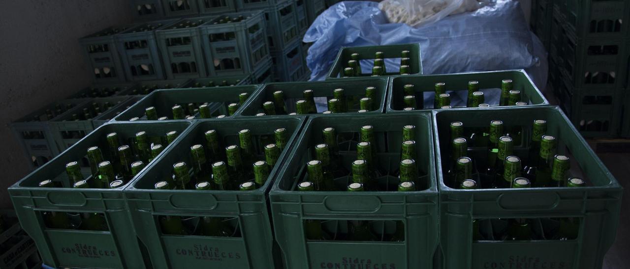 Cajas de sidra apiladas en el lagar gijonés de Contrueces.