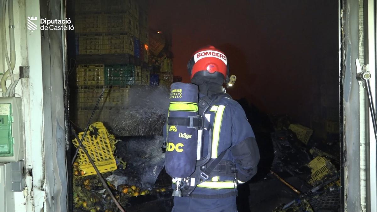 Incendio en una nave citrícola de Almassora