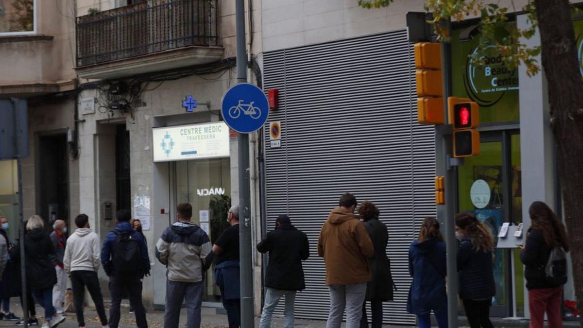 Llarga cua de gent per fer-se una PCR. | EFE