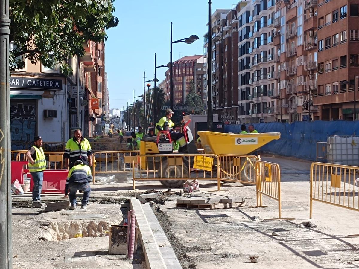 Operarios trabajando en Pérez Galdós este pasado viernes.
