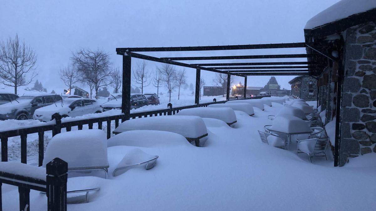 Terraza del hotel Los Llanos de Benasque, este sábado