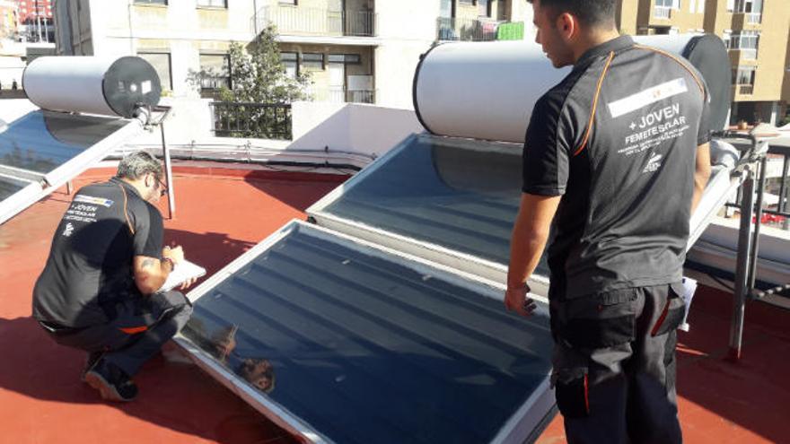 Los participantes en el programa +Joven Femete Solar, durante la ejecución de los trabajos.