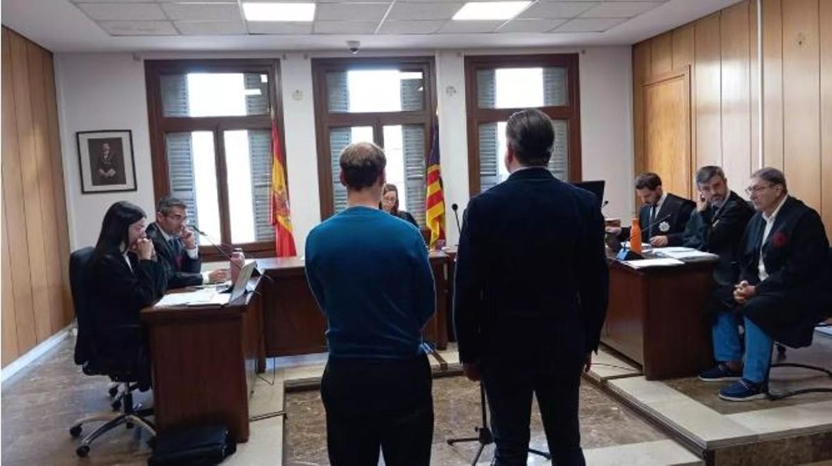 Der deutsche Urlauber (rechts) vor Gericht.