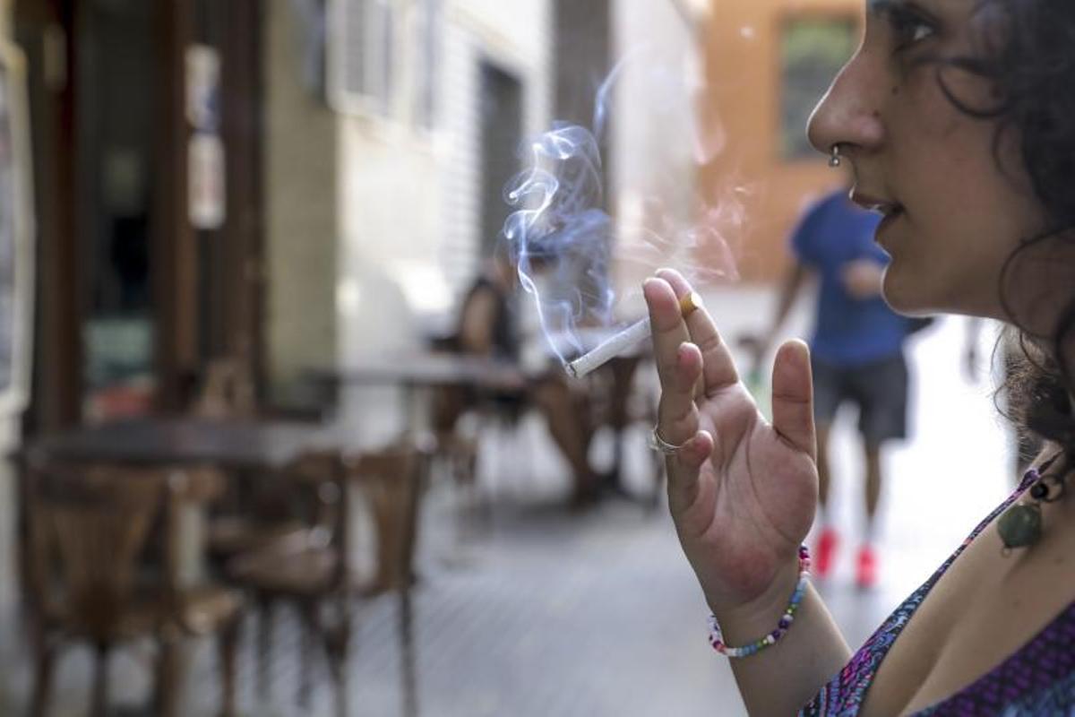 Una joven fumando en Palma