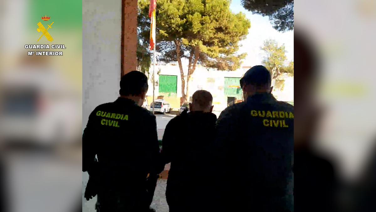 Los agentes de Guardia Civil con unos de los detenidos.