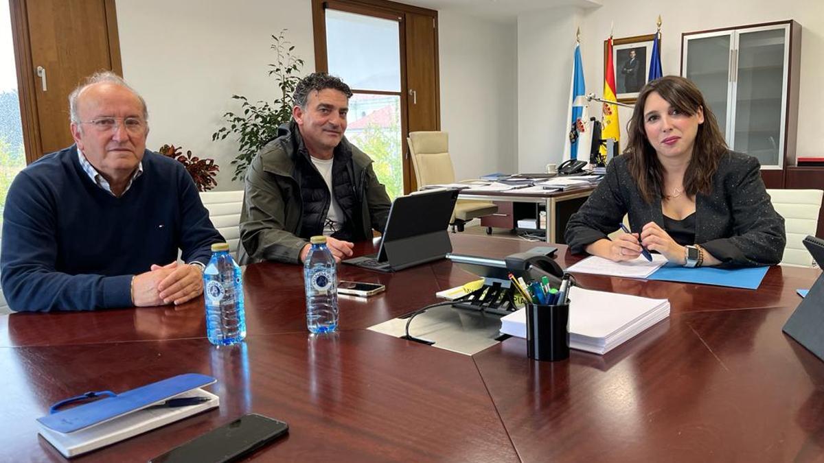 Juan Martínez, izqda., y Francisco Martínez, directivo y presidente de la patronal de Ribeira, con María Jesús Lorenzana