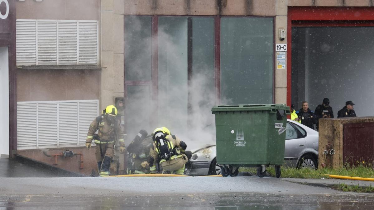 El incendio se registró minutos antes de las cinco de la tarde de este martes, en el polígono del Tambre, en Santiago