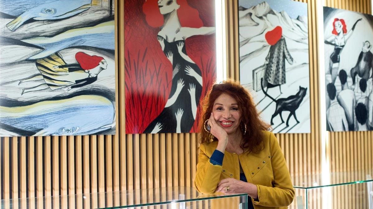 Myriam Mézières, este martes en la Filmoteca de Catalunya, ante las ilustraciones de Ignasi Blanch que ilustran su autobiografía.