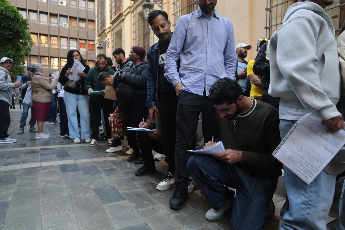 Colas en el Ayuntamiento de València para acceder a la regularización de migrantes