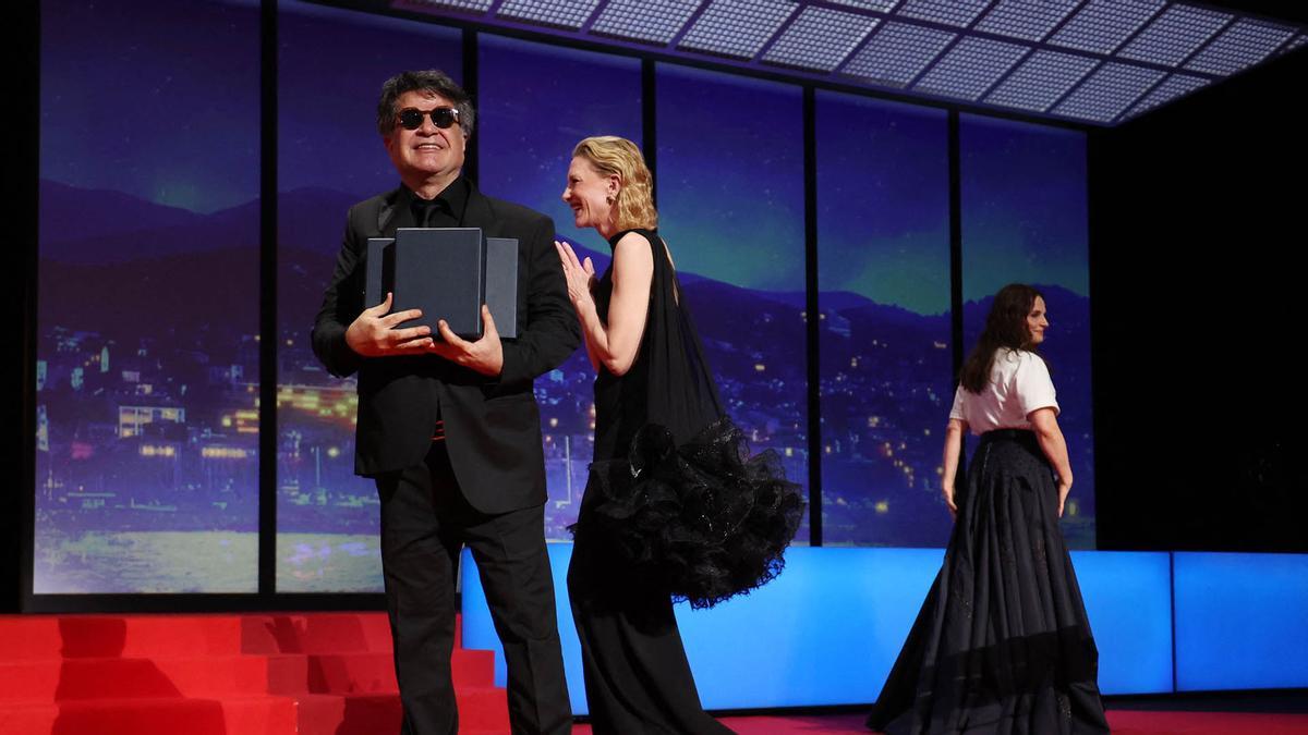 El director, guionista y productor iraní Jafar Panahi celebra tras ganar la Palma de Oro por la película Un simple accidente.