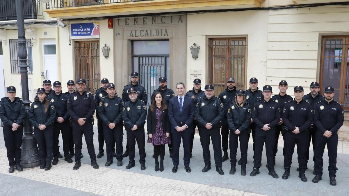 Los 17 nuevos policía locales junto al concejal Ortolá y los mandos de este cuerpo municipal.
