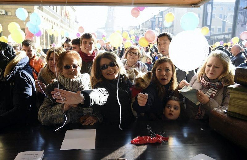 Suelta de globos literarios en la plaza del Pilar