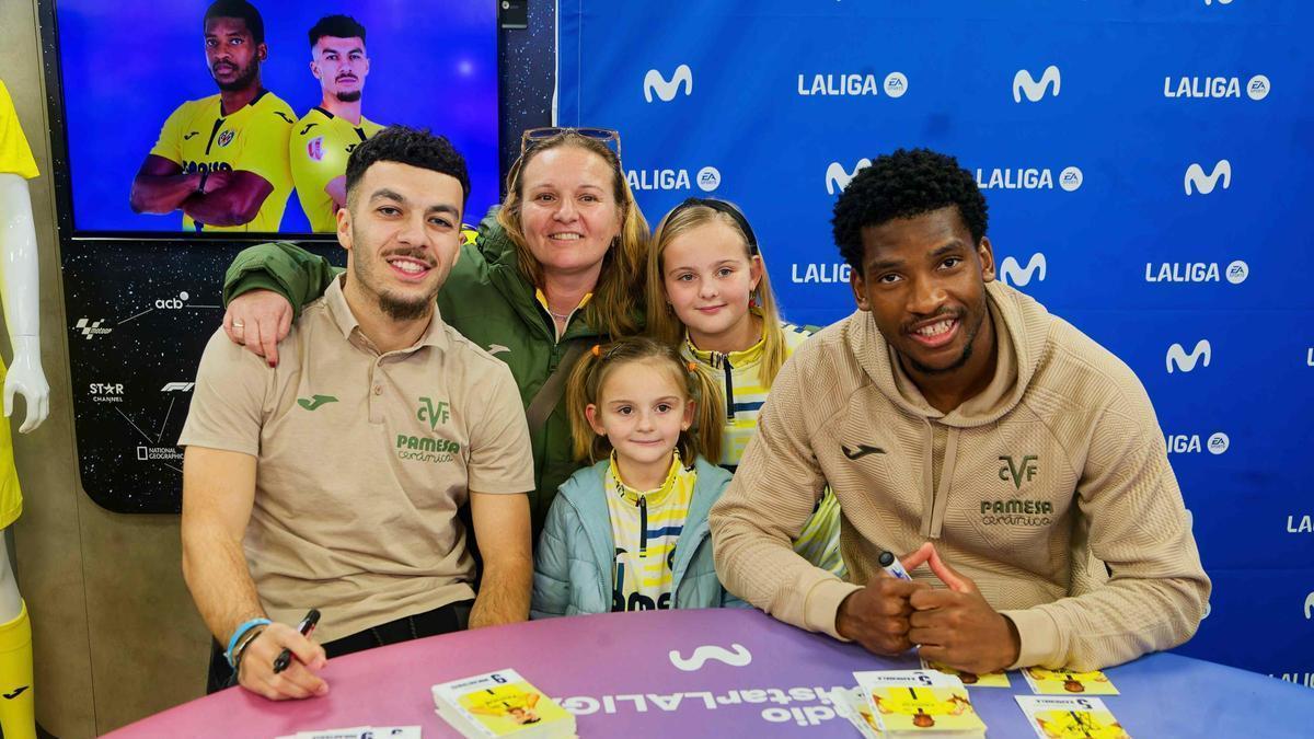 Galería | La afición del Villarreal enloquece junto a Willy Kambwala y el 'killer' Georges Mikautadze