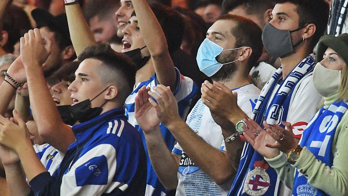 Aficionados del Deportivo, durante el partido contra la SD Logroñés en Riazor. |  // CARLOS PARDELLAS