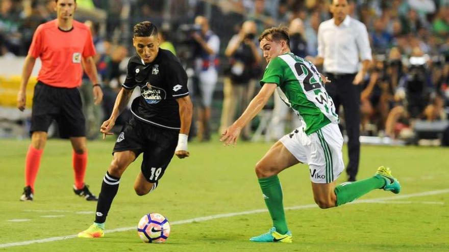 Fair conduce el balón, perseguido por el bético Fabián en el partido del pasado viernes.