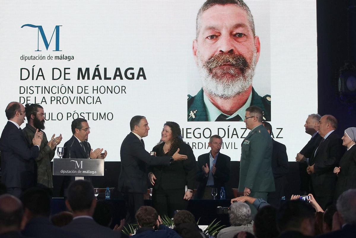 La obra recuerda al pradeño Diego Díaz Díaz, heroico cabo de la guardia civil que perdió la vida tratando de salvar a tres personas.