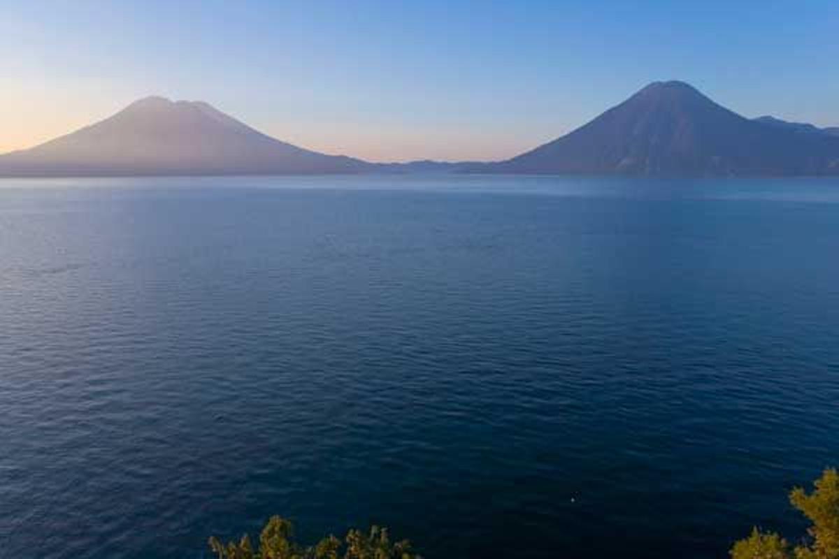 Atardecer en el Lago Atitlán con los volcanes de Tolimán y San Pedro al fondo.