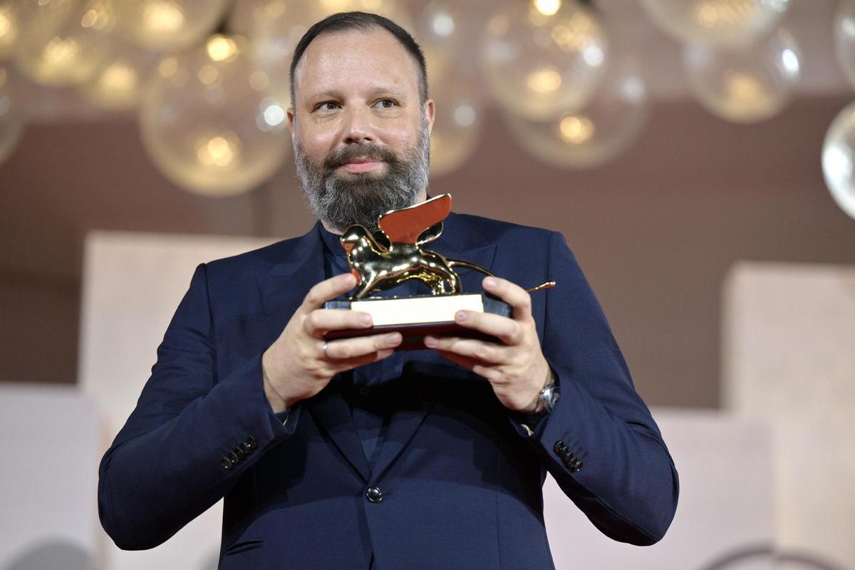 El director griego Yorgos Lanthimos gana el León de Oro en el Festival de cine de Venecia por su película ’Pobres criaturas’.