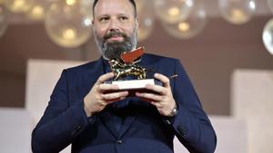 El director griego Yorgos Lanthimos gana el León de Oro en el Festival de cine de Venecia por su película ’Pobres criaturas’.