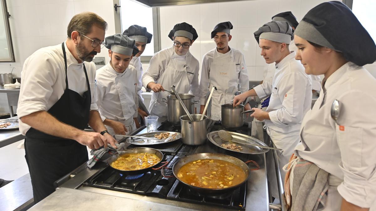 Alumnos en el restaurante escuela del centro integrado de FP de Hostelería, Turismo e Industrias Alimentarias