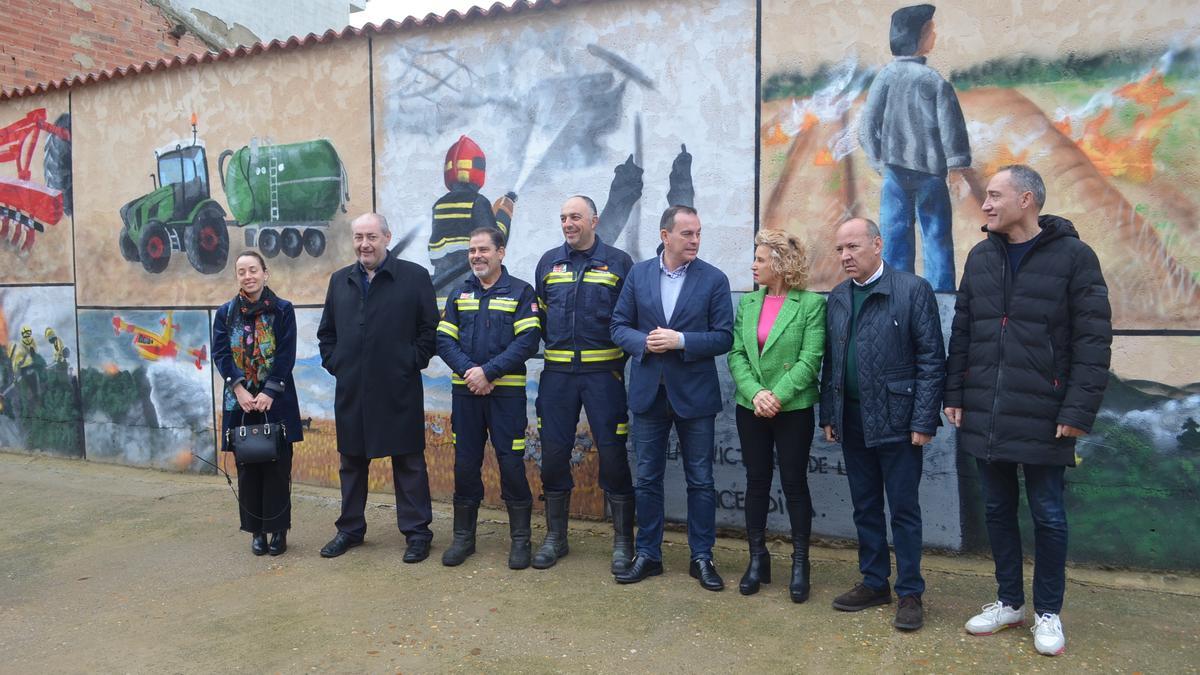 Inauguración del mural que rinde homenaje a los que lucharon contra el fuego el pasado verano en Zamora. / E. P.