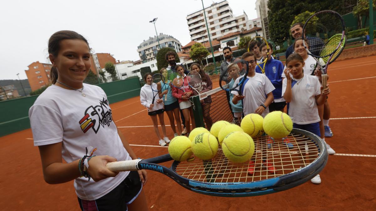 María Jordán, en primer término, con otros alumnos, profesores y el director deportivo de la Escuela de Tenis de Oviedo.