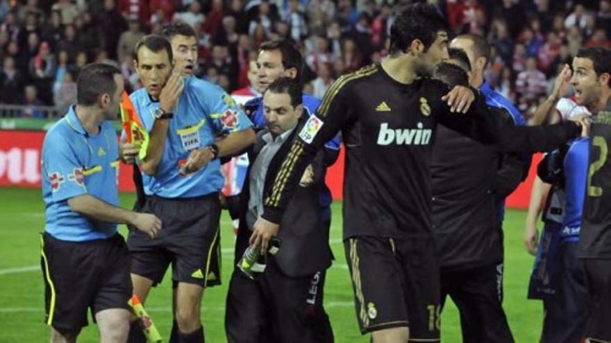 El jugador del Granada Dani Benítez lanza una botella al árbitro