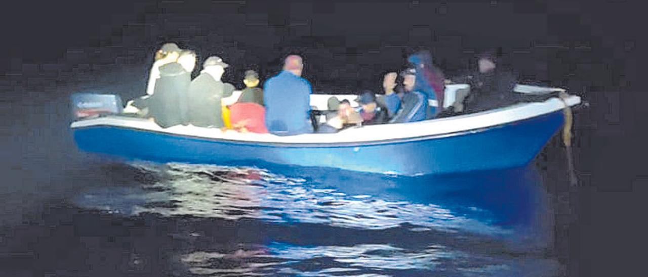 Migrantes en una embarcación interceptada ayer.