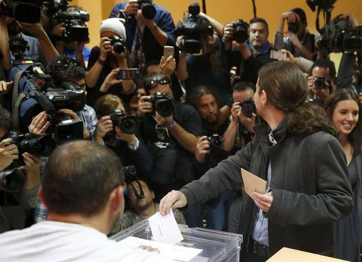 Pablo Iglesias vota en Madrid