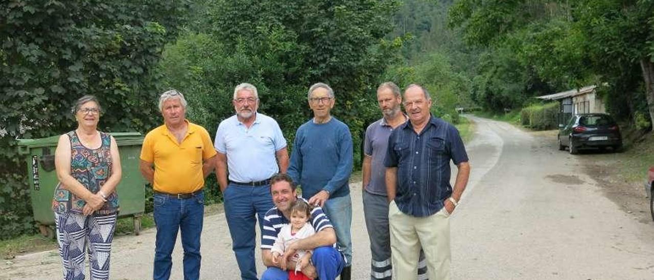 Rosa Vega, Sergio Carús, José Luis Samartino, Marcos Cayado con su hija Emma, Antonio Cayado, Julio García y Jaime Pumarada, ayer, en la carretera que se cortará durante el Rally &quot;Princesa de Asturias&quot;.