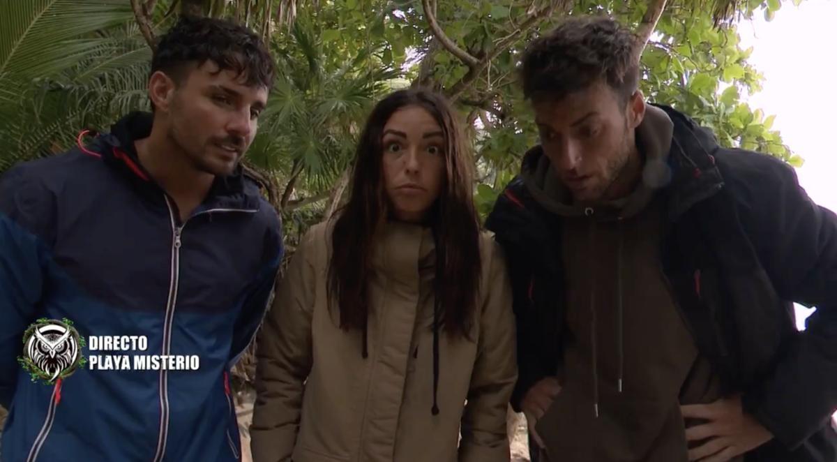 Anita, Montoya y Manuel al conocer la expulsión de la noche.