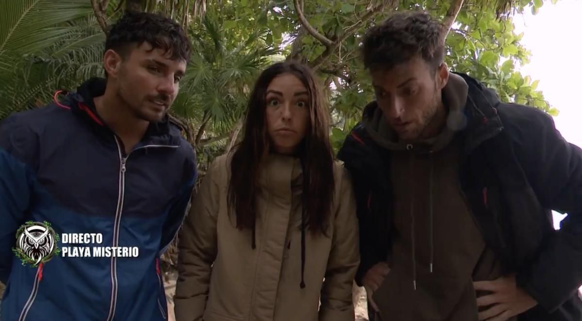 Anita, Montoya y Manuel al conocer la expulsión de la noche.