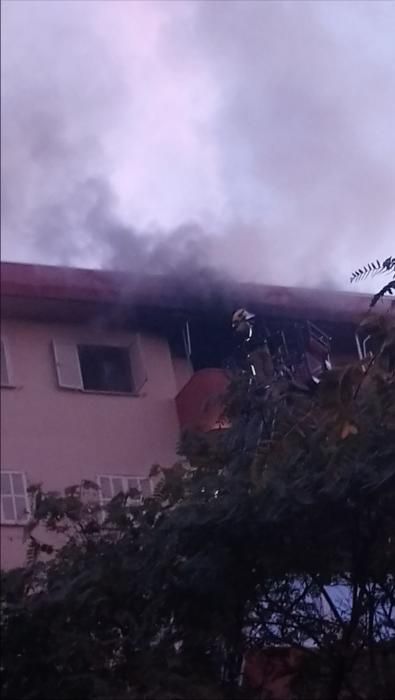 Un herido grave en un incendio en un piso del Polígono de Levante