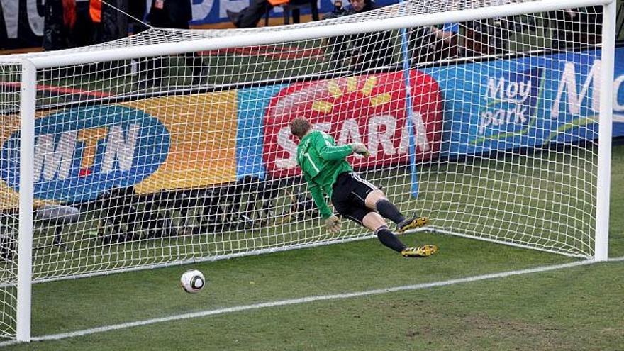 El portero alemán Neuer observa cómo el disparo de Lampard bota dentro de su portería tras golpear en el larguero, aunque el árbitro no concedió el gol.